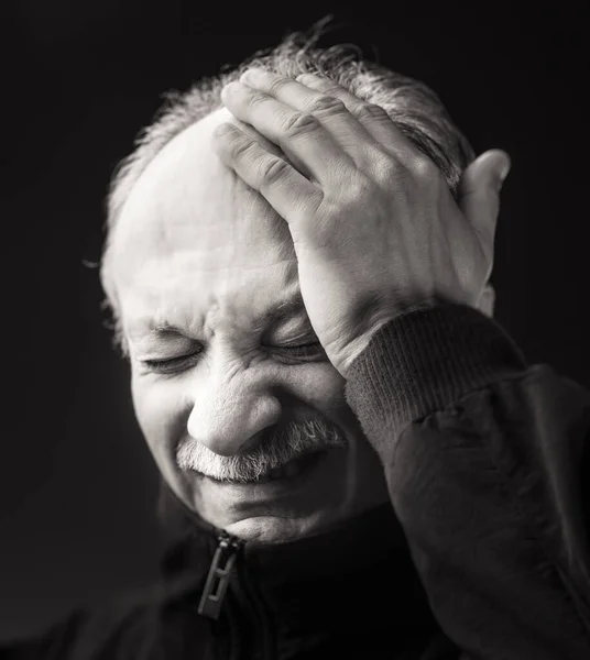 Retrato Anciano Con Dolor Cabeza Viejo Con Infección Alta Temperatura —  Fotos de Stock