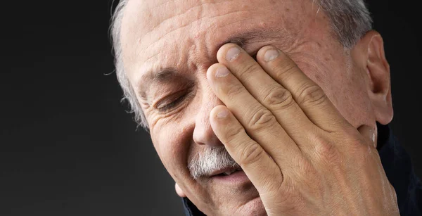 Portret Starszego Mężczyzny Bólem Głowy Starzec Infekcją Wysoką Temperaturą — Zdjęcie stockowe