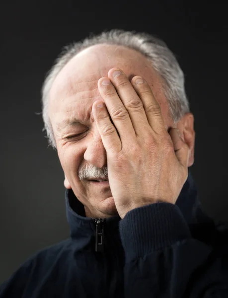 Retrato Homem Idoso Com Dor Cabeça Homem Velho Com Infecção — Fotografia de Stock
