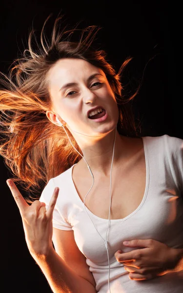 Linda Mulher Ouvindo Música Atraente Sorrindo Mulher Feliz Dançando Ouvindo — Fotografia de Stock