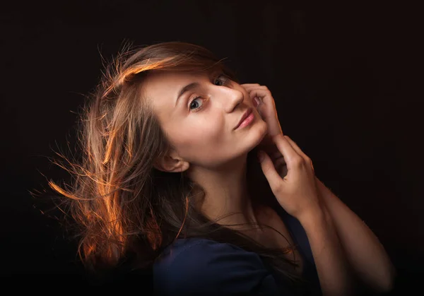 Studio Romantisch Portret Van Een Jonge Vrouw Donkere Achtergrond — Stockfoto