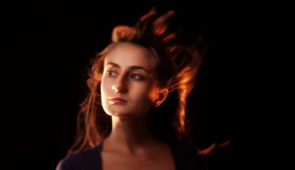 Karanlık Arka Planda Genç Bir Kadının Romantik Bir Portresi — Stok fotoğraf