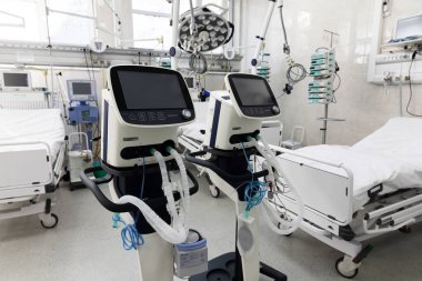 KYIV, UKRAINE - Mar. 20, 2020: Coronovirüs salgınına hazırlanıyor. Kiev 'deki ambulans istasyonu. Yapay akciğer havalandırmalı yoğun bakım ünitesi.