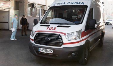 KYIV, UKRAINE - Mar. 20, 2020: Coronovirüs salgınına hazırlanıyor. Kiev 'deki ambulans istasyonu..