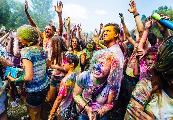 Kyiv Ukraine Ιουν 2016 Πλήθος Χαρούμενων Νέων Διασκεδάζουν Στα Χρώματα — Φωτογραφία Αρχείου