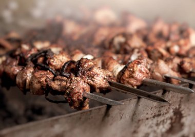 Shashlik yemek pişirme konsepti. Barbeküde ızgara lezzetli yemeklere yakın çekim. Izgarada ızgara şiş kebap.