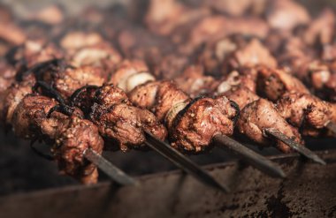 Shashlik yemek pişirme konsepti. Barbeküde ızgara lezzetli yemeklere yakın çekim. Izgarada ızgara şiş kebap.