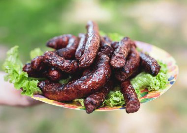 Lezzetli yemek konsepti. Tabakta ızgara sosis.