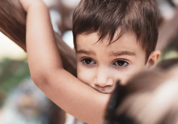 Cose Ritratto Bambino All Aperto Ragazzo Sta Guardando Qualcosa Interessante — Foto Stock