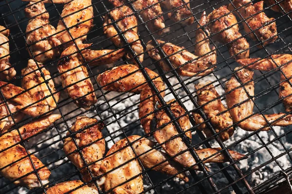 おいしい料理のコンセプト バーベキューグリルで鶏の羽 — ストック写真