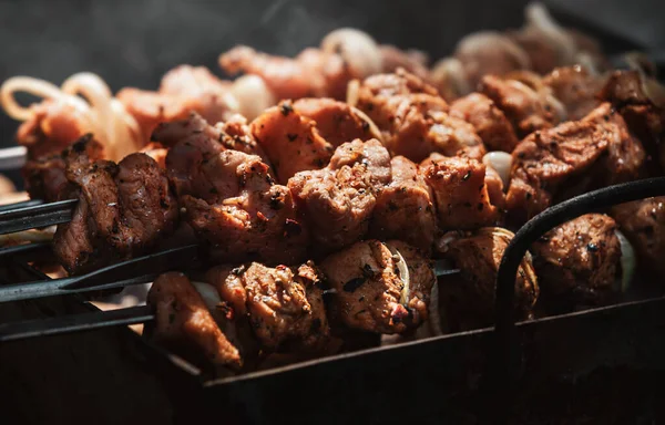Shashlik烹饪概念 烤肉上烤美味的特写 烧烤烤架上烤沙士力克 — 图库照片