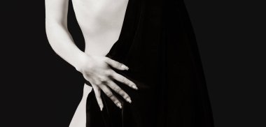 Zarif kadın ve güzellik konsepti. Stüdyoda poz veren yarı çıplak bir kadın. Arkadan bak.