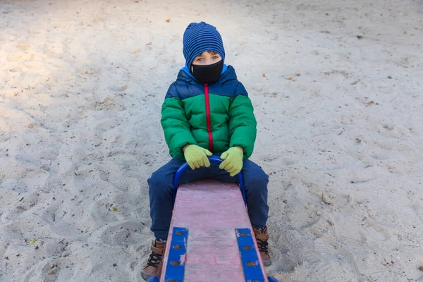 Ein Vierjähriger Junge Sitzt Während Einer Epidemie Einer Medizinischen Maske — Stockfoto