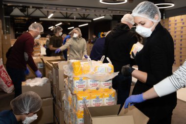Kyiv, Ukrayna - Mar. 27, 2020: Ukrayna 'da Coronavirüs salgını ve yoksullara yardım. Poroshenko Vakfı 'ndan emeklilere ve engellilere 3 bin gıda paketi gönderildi.