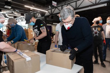 Kyiv, Ukrayna - Mar. 27, 2020: Ukrayna 'da Coronavirüs salgını ve yoksullara yardım. Poroshenko Vakfı 'ndan emeklilere ve engellilere 3 bin gıda paketi gönderildi.