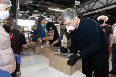Kyiv, Ukrayna - Mar. 27, 2020: Ukrayna 'da Coronavirüs salgını ve yoksullara yardım. Poroshenko Vakfı 'ndan emeklilere ve engellilere 3 bin gıda paketi gönderildi.