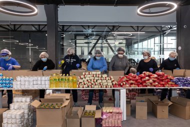 Kyiv, Ukrayna - Mar. 27, 2020: Ukrayna 'da Coronavirüs salgını ve yoksullara yardım. Poroshenko Vakfı 'ndan emeklilere ve engellilere 3 bin gıda paketi gönderildi.