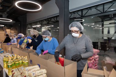 Kyiv, Ukrayna - Mar. 27, 2020: Ukrayna 'da Coronavirüs salgını ve yoksullara yardım. Poroshenko Vakfı 'ndan emeklilere ve engellilere 3 bin gıda paketi gönderildi.