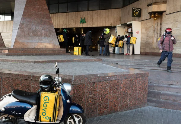 Kiev Ucrania Mar 2020 Glovo Food Delivery Couriers Entrega Comida —  Fotos de Stock