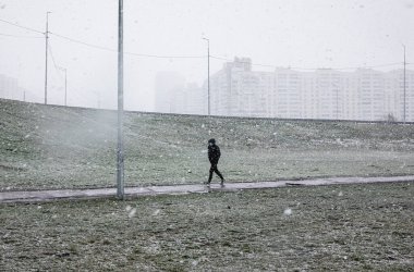 Kyiv, Ukrayna - Mar. 27, 2020: Coronavirüs salgını sırasında Kyiv caddeleri. Koruyucu tıbbi maskeli insanlar..