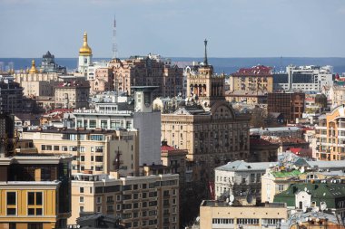 Kyiv, Ukrayna - Nisan. 01, 2020: Kyiv şehrinin çatıları ve caddelerinin havadan görünüşü. Kyiv şehir merkezinin eski ve modern mimarisi. Parus İş Merkezi 'nden Görünüm
