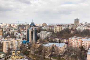 Kyiv, Ukrayna - Nisan. 01, 2020: Kyiv şehrinin çatıları ve caddelerinin havadan görünüşü. Kyiv şehir merkezinin eski ve modern mimarisi. Parus İş Merkezi 'nden Görünüm