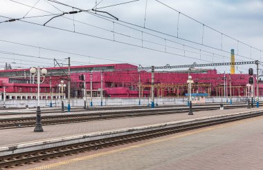 Kyiv, Ukrayna - Mar. 30, 2020: Kiev tren istasyonu Kiev-yolcu platformu manzaralı. Coronavirüs salgınıyla ilgili karantina nedeniyle boş demiryolları