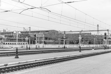 Kyiv, Ukrayna - Mar. 30, 2020: Kiev tren istasyonu Kiev-yolcu platformu manzaralı. Coronavirüs salgınıyla ilgili karantina nedeniyle boş demiryolları