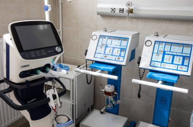 KYIV, UKRAINE - Nisan. 03, 2020: Coronavirüs salgınına hazırlanıyor. Kiev 'deki ambulans istasyonu. Poroshenko Vakfı Kyiv Şehri Klinik Ambulansı Hastanesi 'ne yapay akciğer havalandırma cihazları bağışladı.