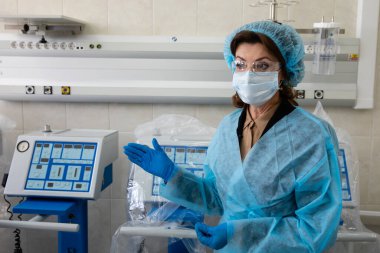 KYIV, UKRAINE - Nisan. 03, 2020: Coronavirüs salgınına hazırlanıyor. Kiev 'deki ambulans istasyonu. Poroshenko Vakfı Kyiv Şehri Klinik Ambulansı Hastanesi 'ne yapay akciğer havalandırma cihazları bağışladı.