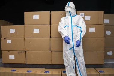 KYIV, UKRAINE - Nisan. 04, 2020: Coronavirüs salgınına hazırlanıyor. Petro Poroshenko Vakfı koronavirüs salgını sırasında Ukraynalı doktorlar için koruyucu giysiler satın aldı.