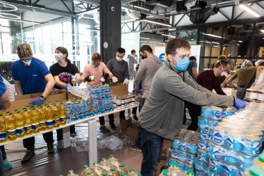 KYIV, UKRAINE - Nisan. 04, 2020: Ukrayna 'da Coronavirüs salgını ve yoksullara yardım. Poroshenko Vakfı 'ndan emeklilere ve engelli kişilere binlerce gıda paketi gönderildi
