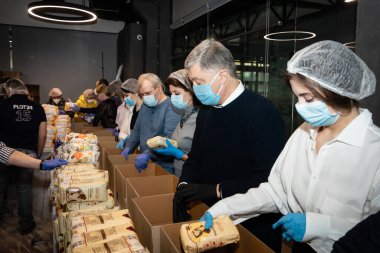 KYIV, UKRAINE - Nisan. 04, 2020: Ukrayna 'da Coronavirüs salgını ve yoksullara yardım. Poroshenko Vakfı 'ndan emeklilere ve engelli kişilere binlerce gıda paketi gönderildi