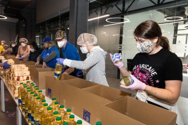 KYIV, UKRAINE - Nisan. 04, 2020: Ukrayna 'da Coronavirüs salgını ve yoksullara yardım. Poroshenko Vakfı 'ndan emeklilere ve engelli kişilere binlerce gıda paketi gönderildi