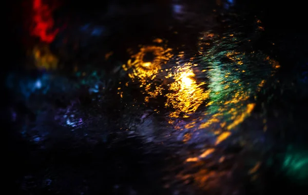 Мокрый Асфальт Ночная Сцена Пустой Улицы Водяными Отражениями Освещенными Неоновыми — стоковое фото