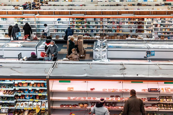 Kyiv Ukraine Mar 2020年3月23日 基辅一家大型食品购物中心的购物者在大流行病爆发期间购买必需品 — 图库照片