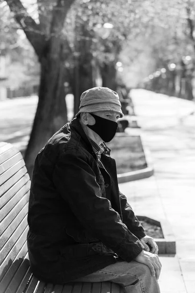 의료용 마스크를 외로운 아름다운 코로나 바이러스가 유행하는 동안버려진 벤치에 — 스톡 사진