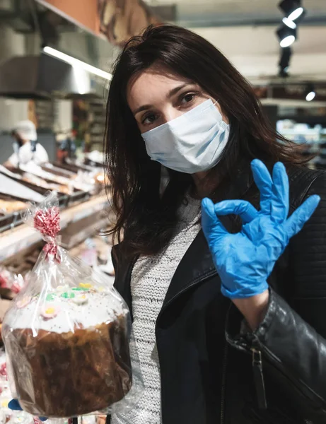 Young Woman Medical Mask Gloves Buys Easter Bread Supermarket Coronavirus — Stock Photo, Image