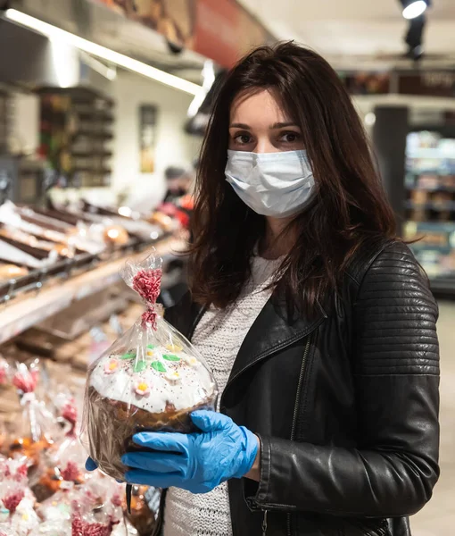 Une Jeune Femme Portant Masque Médical Des Gants Achète Pain — Photo