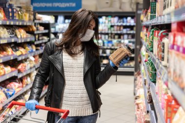 Kyiv, Ukrayna - Nisan. 09, 2020: Kiev 'deki büyük bir market alışveriş merkezinde alıcılar koronavirüs salgını sırasında temel ürünleri satın alıyorlar