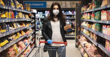 Kyiv, Ukrayna - Nisan. 09, 2020: Kiev 'deki büyük bir market alışveriş merkezinde alıcılar koronavirüs salgını sırasında temel ürünleri satın alıyorlar