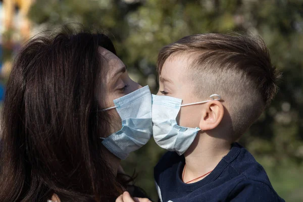 의료용 마스크를 어머니 와아들 — 스톡 사진
