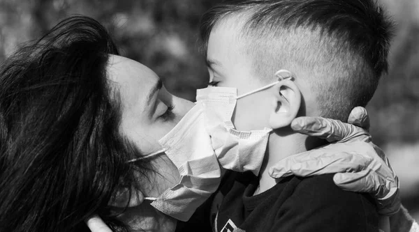 Szczęśliwej Rodzinnej Koncepcji Młoda Matka Mały Syn Maskach Medycznych — Zdjęcie stockowe