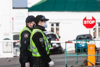 Kyiv, Ukrayna - Nisan. 13, 2020: Ulusal Muhafızlar ve Ukrayna devriye polisi koronavirüs salgını nedeniyle karantina sırasında Kyiv Pechersk Lavra 'nın girişini kontrol ediyorlar.
