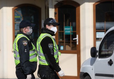 Kyiv, Ukrayna - Nisan. 13, 2020: Ulusal Muhafızlar ve Ukrayna devriye polisi koronavirüs salgını nedeniyle karantina sırasında Kyiv Pechersk Lavra 'nın girişini kontrol ediyorlar.