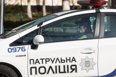 Kyiv, Ukrayna - Nisan. 13, 2020: Ulusal Muhafızlar ve Ukrayna devriye polisi koronavirüs salgını nedeniyle karantina sırasında Kyiv Pechersk Lavra 'nın girişini kontrol ediyorlar.