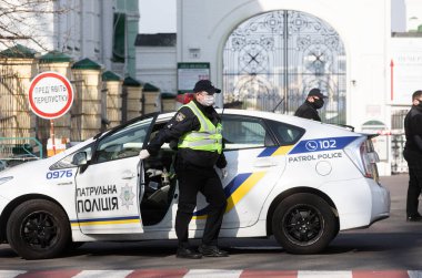 Kyiv, Ukrayna - Nisan. 13, 2020: Ulusal Muhafızlar ve Ukrayna devriye polisi koronavirüs salgını nedeniyle karantina sırasında Kyiv Pechersk Lavra 'nın girişini kontrol ediyorlar.