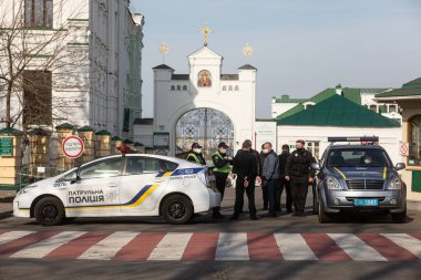 Kyiv, Ukrayna - Nisan. 13, 2020: Ulusal Muhafızlar ve Ukrayna devriye polisi koronavirüs salgını nedeniyle karantina sırasında Kyiv Pechersk Lavra 'nın girişini kontrol ediyorlar.