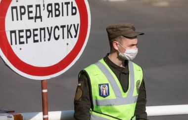 Kyiv, Ukrayna - Nisan. 13, 2020: Ulusal Muhafızlar ve Ukrayna devriye polisi koronavirüs salgını nedeniyle karantina sırasında Kyiv Pechersk Lavra 'nın girişini kontrol ediyorlar. Başlık - Geçişi Göster