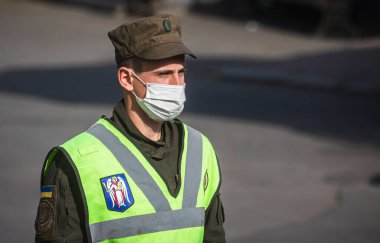Kyiv, Ukrayna - Nisan. 13, 2020: Ulusal Muhafızlar ve Ukrayna devriye polisi koronavirüs salgını nedeniyle karantina sırasında Kyiv Pechersk Lavra 'nın girişini kontrol ediyorlar.